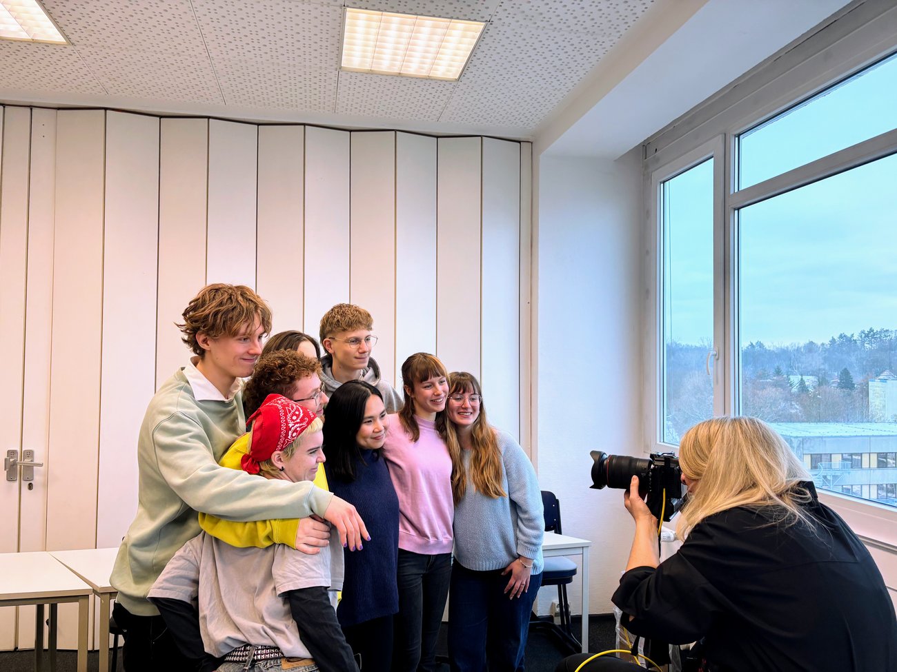 Fotografin mit einer Gruppe Schüler