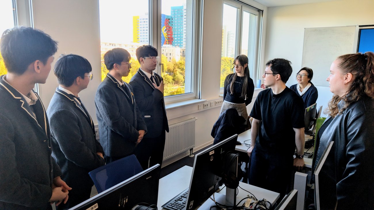 koreanische Schüler unterhalten sich mit Schülern vom GPB College