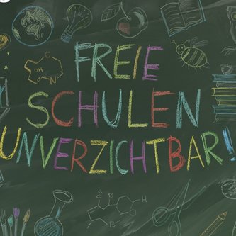 Bunter Schriftzug an der Tafel: freie Schulen unverzichtbar