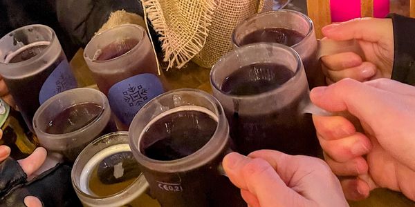 Gläser mit heißen Getränken