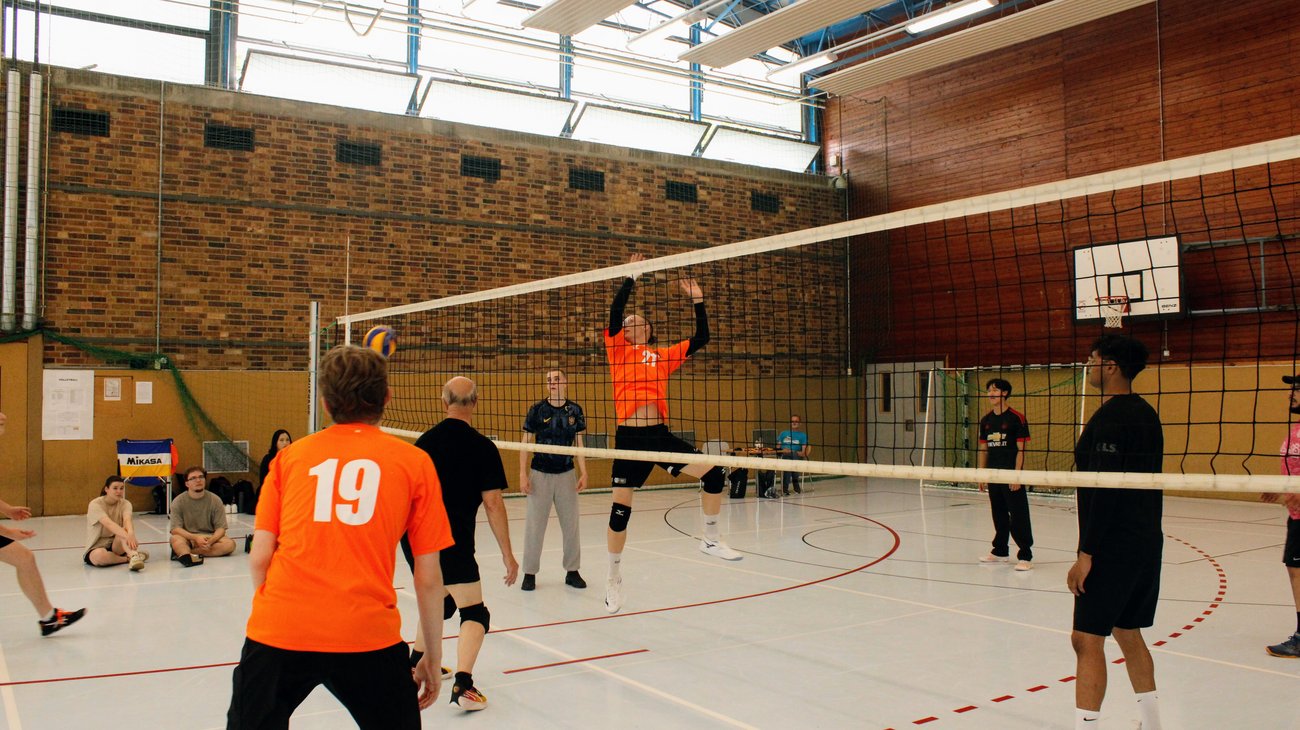 Volleyballspieler mit Netz