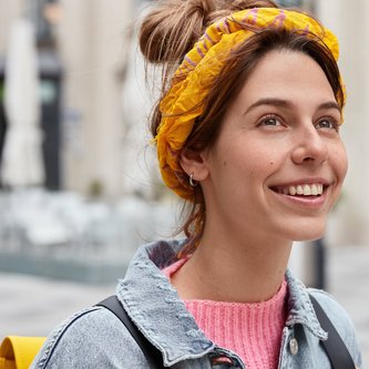 Fremdsprachenschülerin erkundet Stadt mit Rucksack