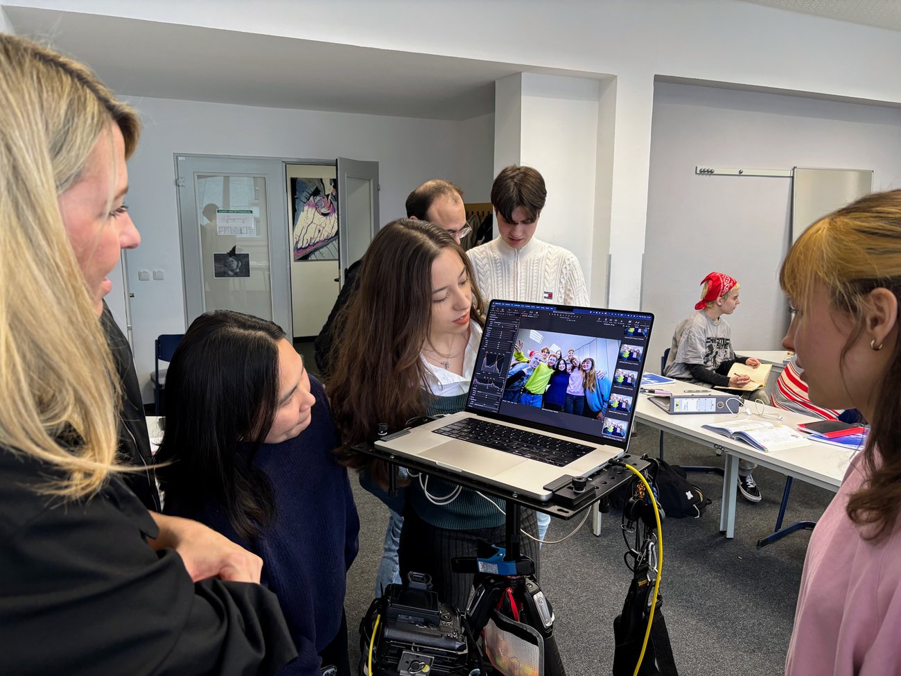 Schülerinnen betrachen ein Foto auf dem Bildschirm