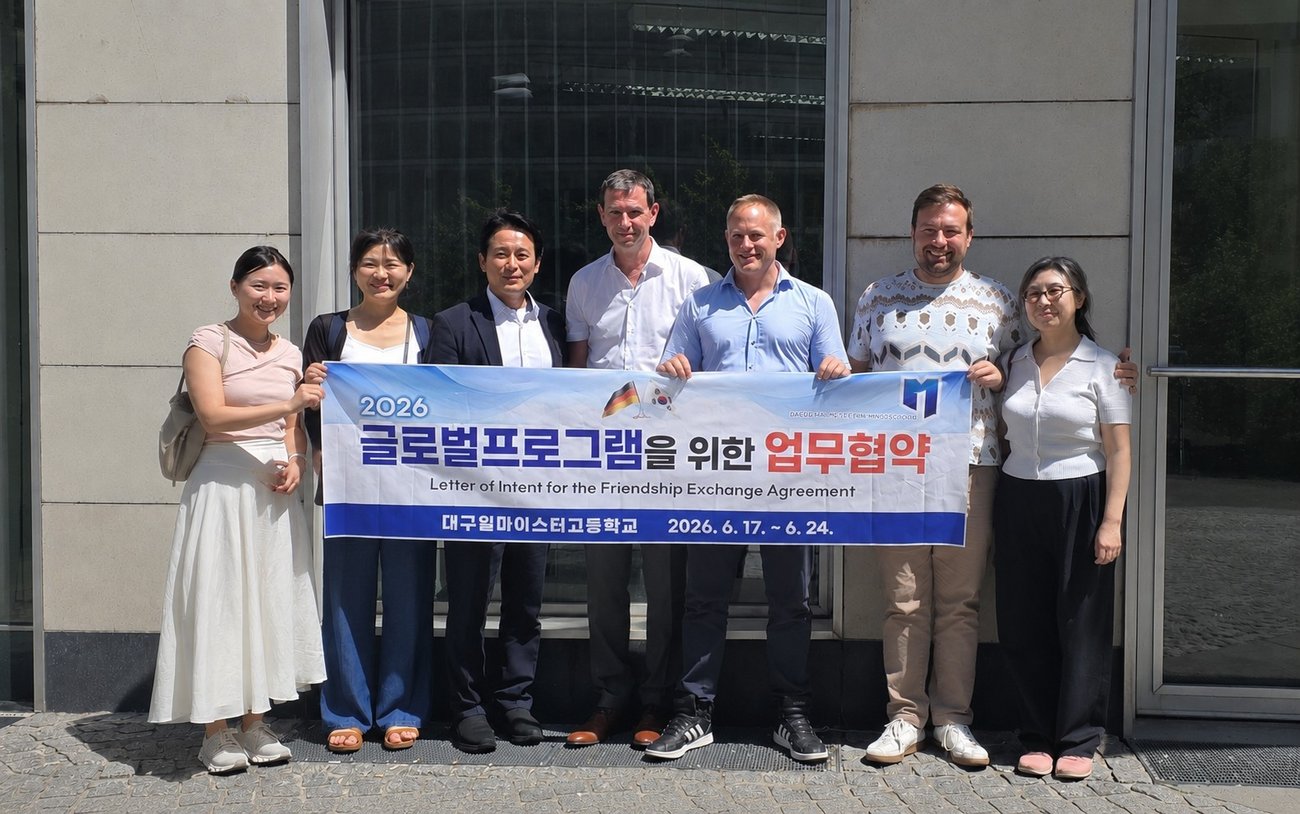 Gruppenbild mit einem koreanischen Banner