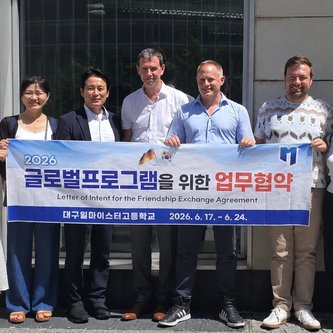 Gruppenbild mit einem koreanischen Banner