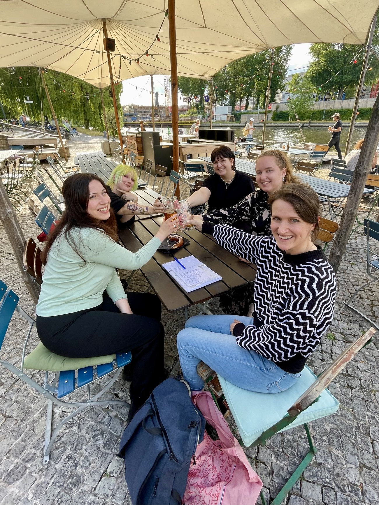 4 ehemalige Schülerinnen und eine Lehrerin stoßen miteinander an