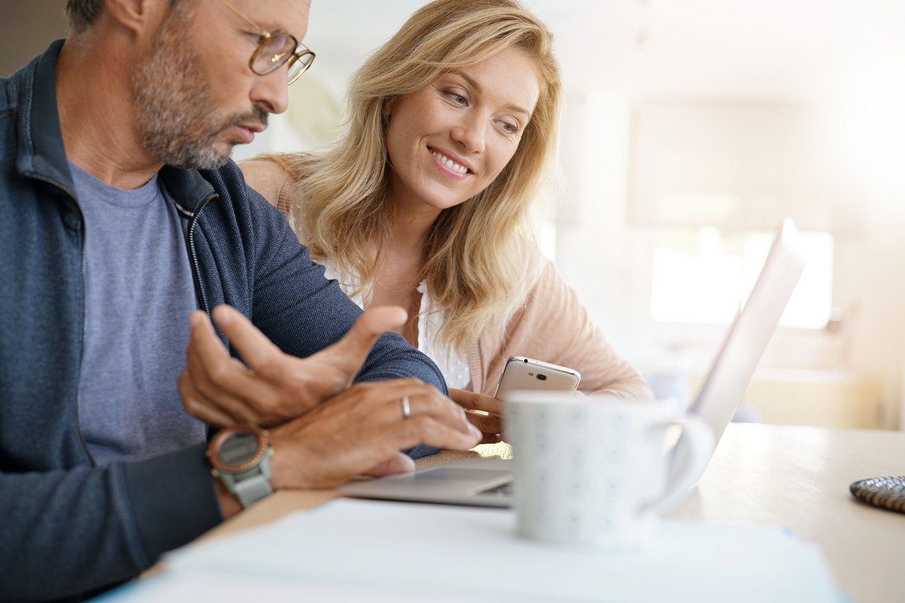 Eltern vor einem Laptop