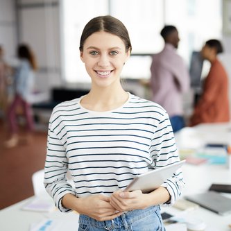 frau im büro vor tisch