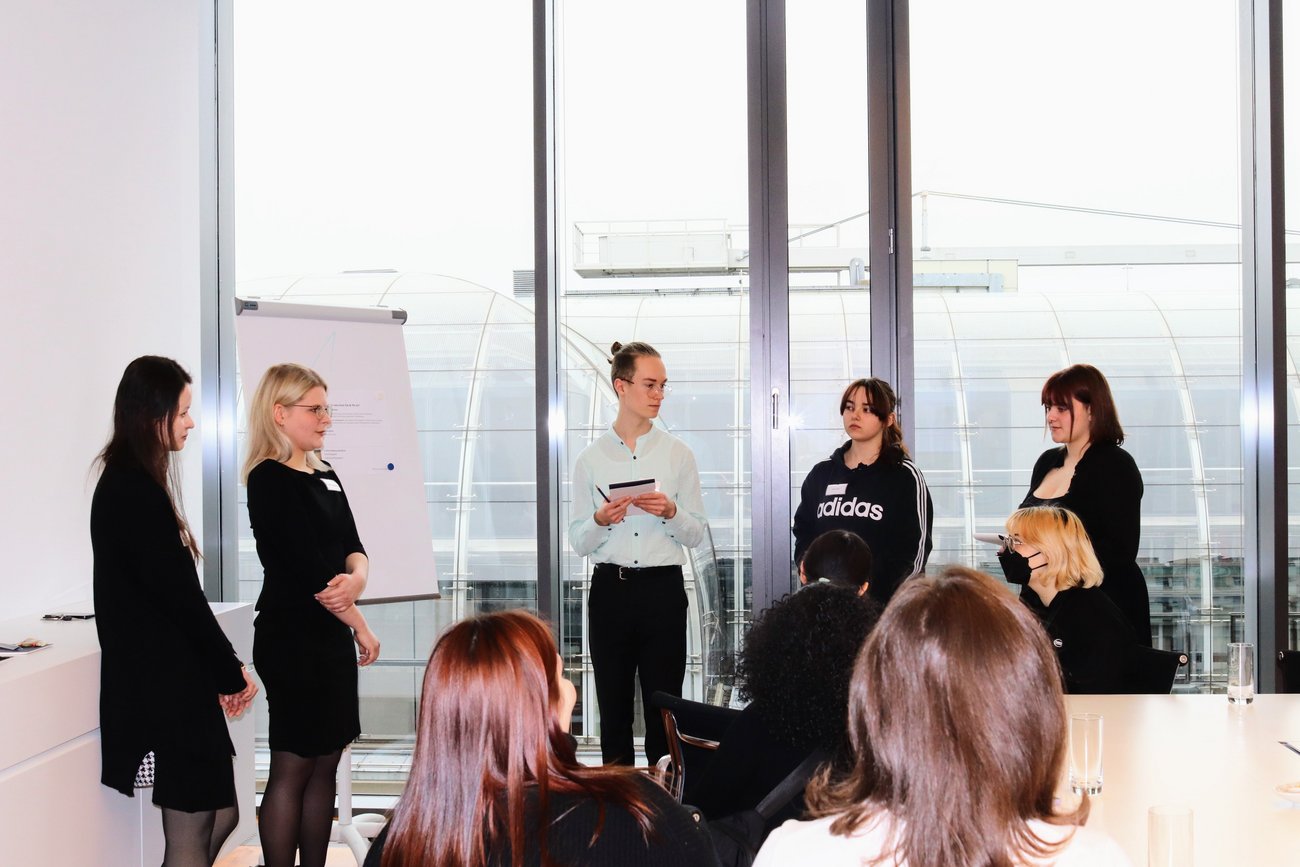Menschen mit einem Flipchart in der Mitte