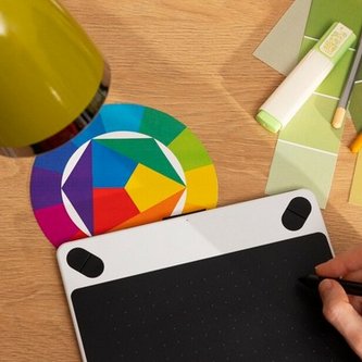 Farbkreis und Tablet auf einem Tisch