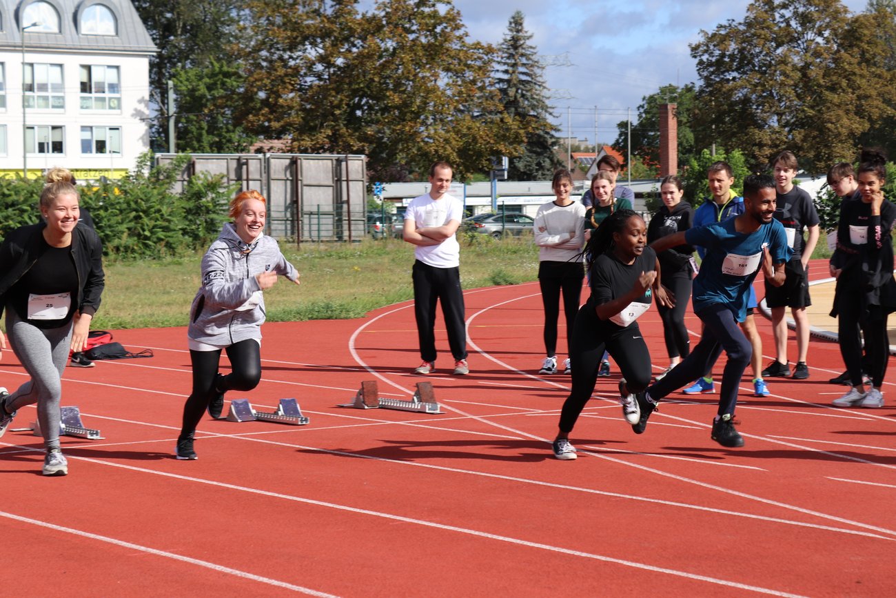 Schüler beim Start eines Wettlaufs