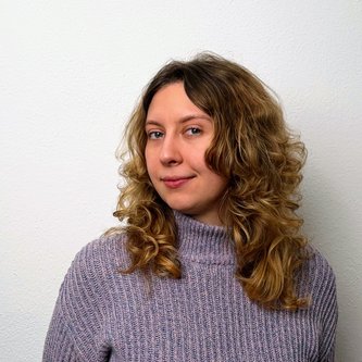 eine junge Frau schaut in die Kamera