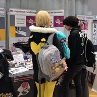 Zwei Mädchen am Stand