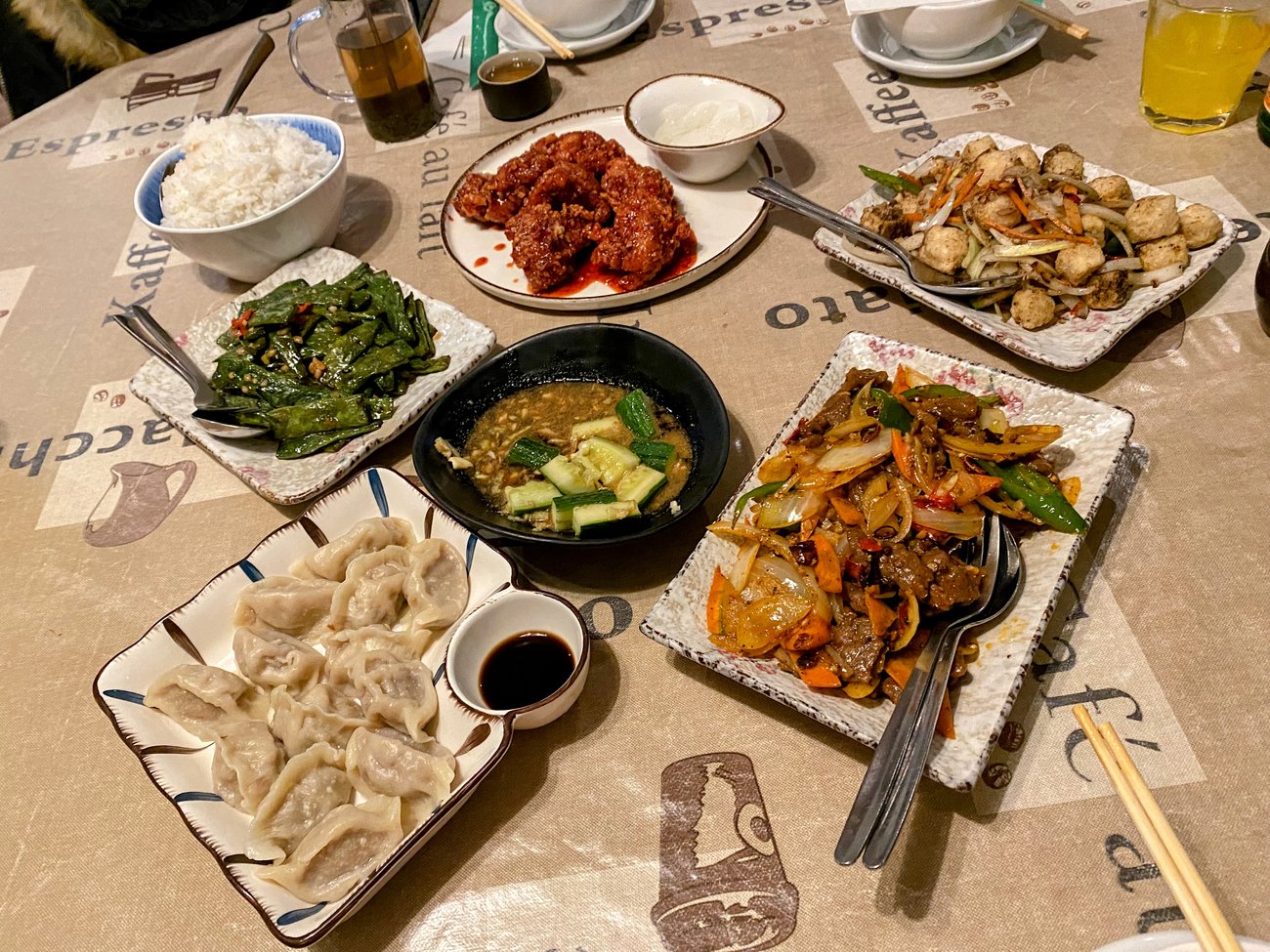 verschiedene asiatische Speisen auf einem Tisch