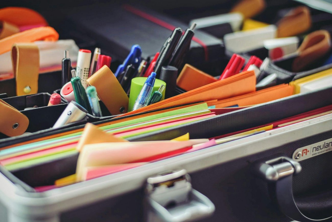 digitales Pad, bunte Stifte und viel Farbe