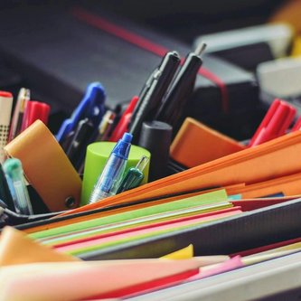 digitales Pad, bunte Stifte und viel Farbe
