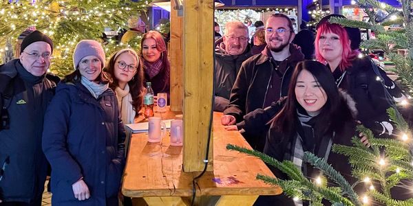 Gruppe von Schülern und Lehrern auf dem Weihnachtsmarkt