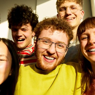 Gruppenselfie von lächelnden Schülern