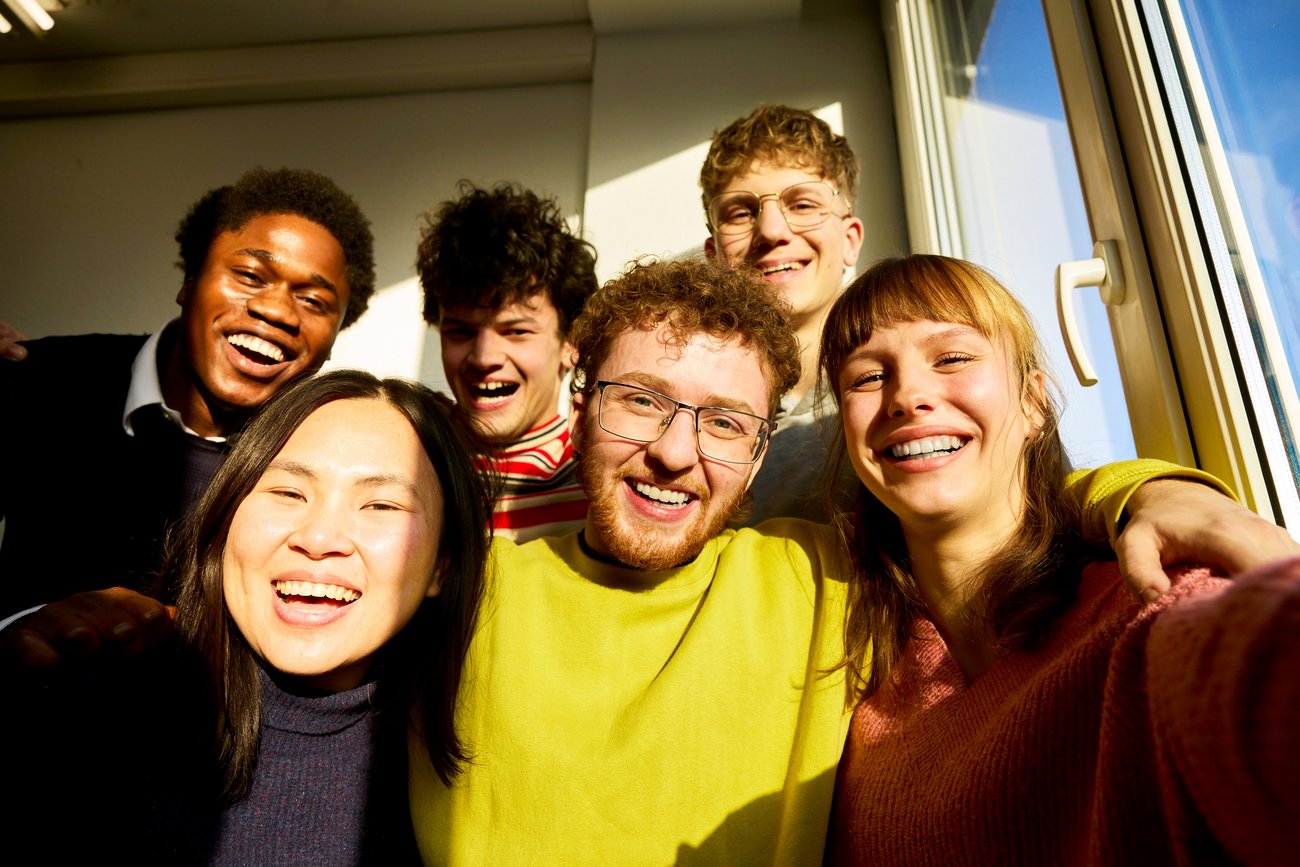 Gruppenselfie von lächelnden Schülern