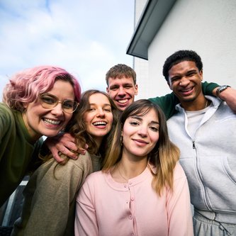 Gruppenfoto auf Balkon von Schülern