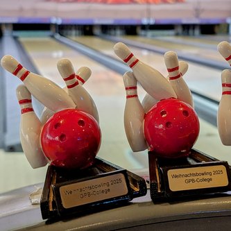 Drei Bowlingpokale