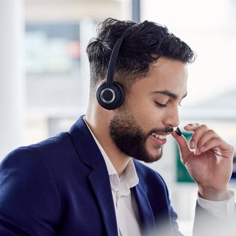 Fremdsprachenkorrespondent am Arbeitsplatz mit Headset