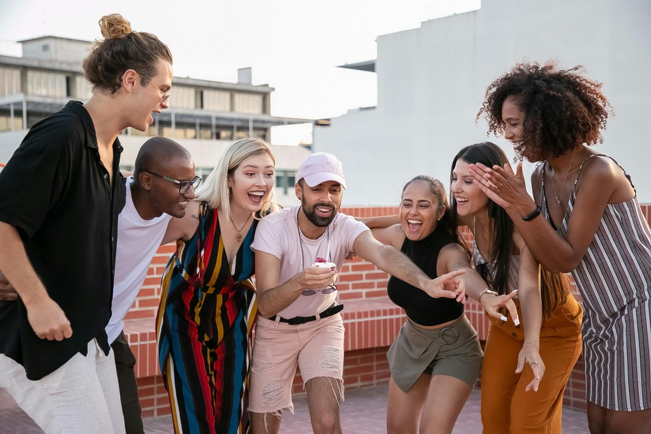 GRuppe von jungen Menschen freut sich