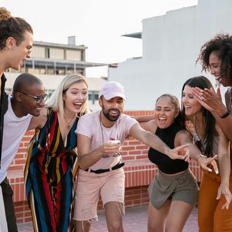 GRuppe von jungen Menschen freut sich