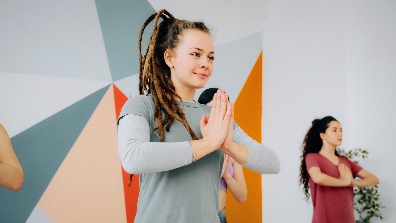 junge Frau beim Yoga