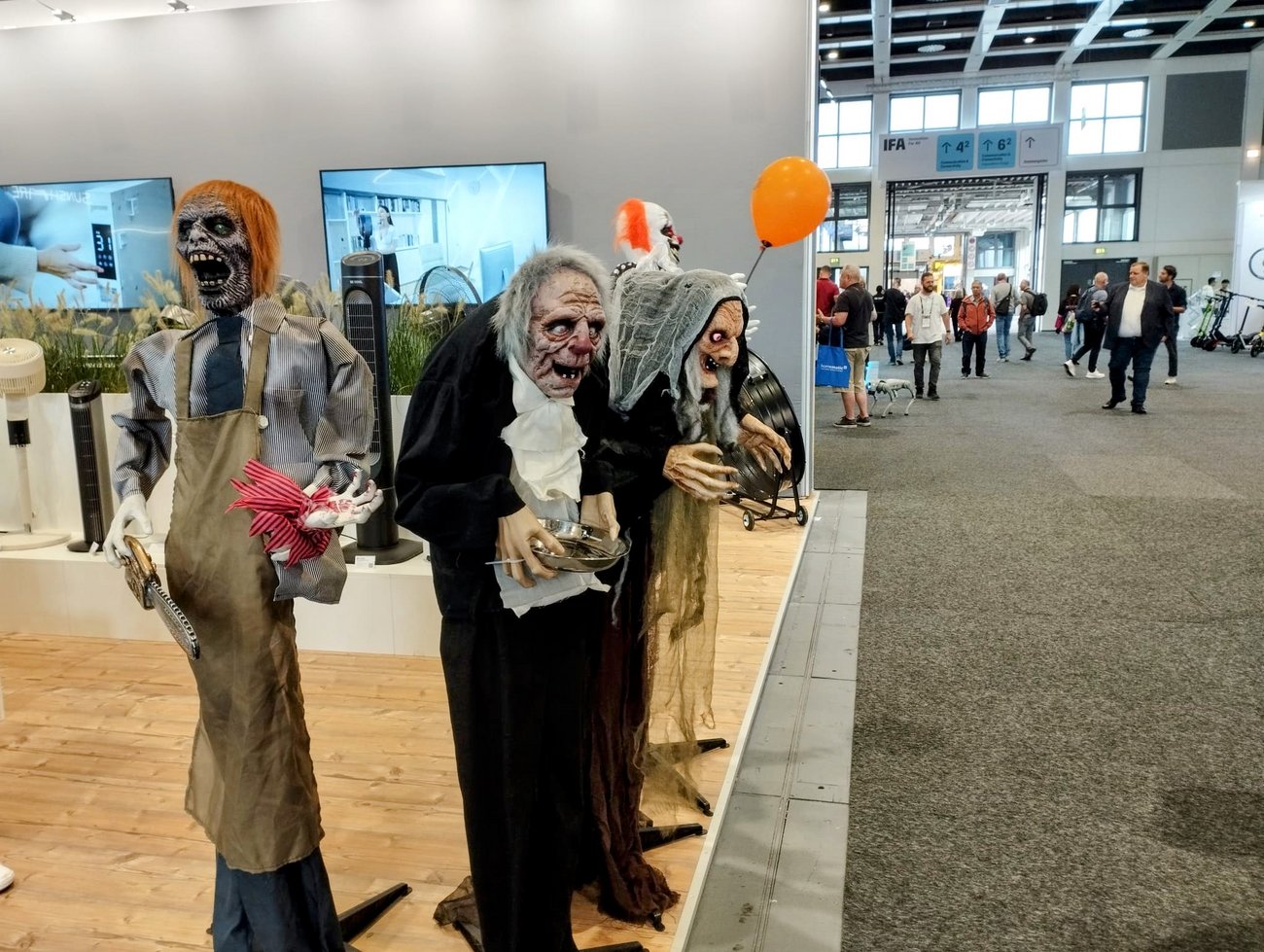 gruselige Gestalten auf einer Messer