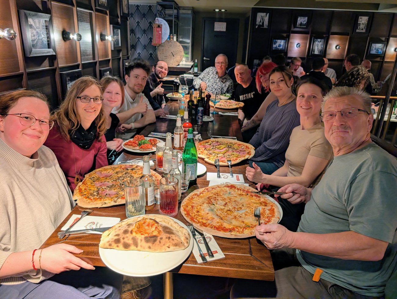 gesellige Runde mit Pizza am Tisch