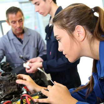 Schüler mit Ausbilder in einer Werkstatt