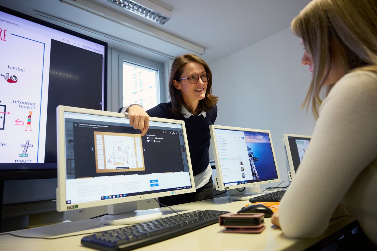 Lehrerin und Schülerin am Computer