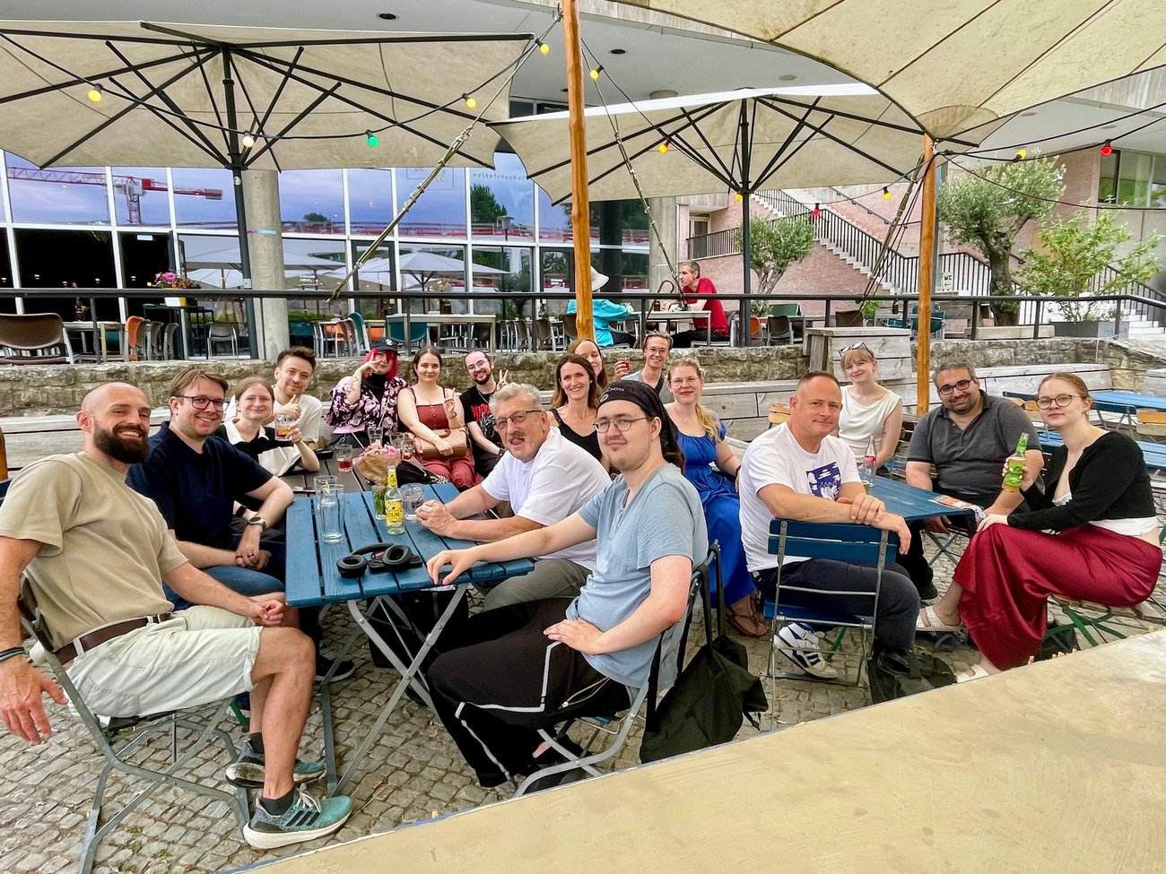 Gruppe von Ehemaligen und Lehrern sitzen im Biergarten