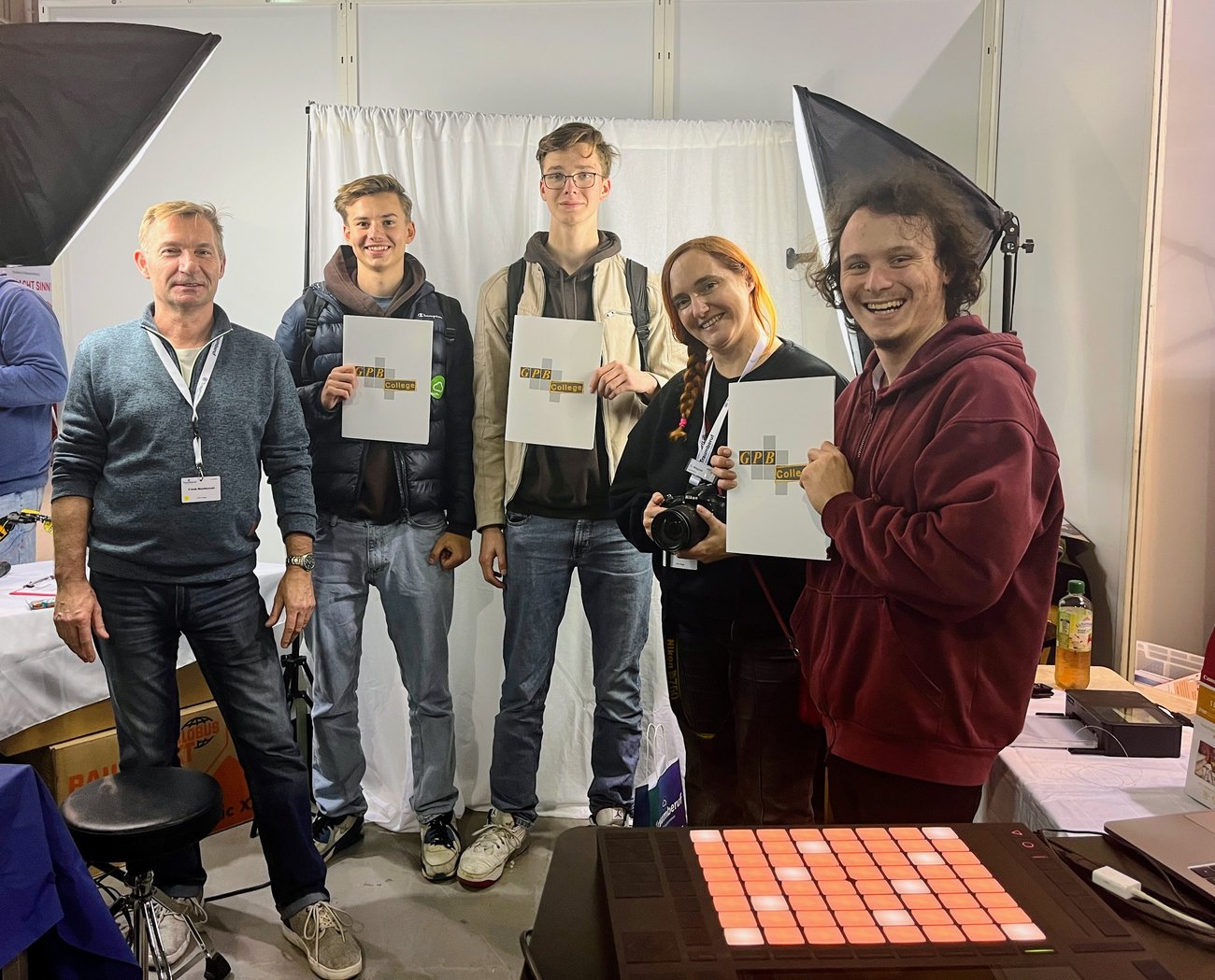 Auszubildende im Messestand