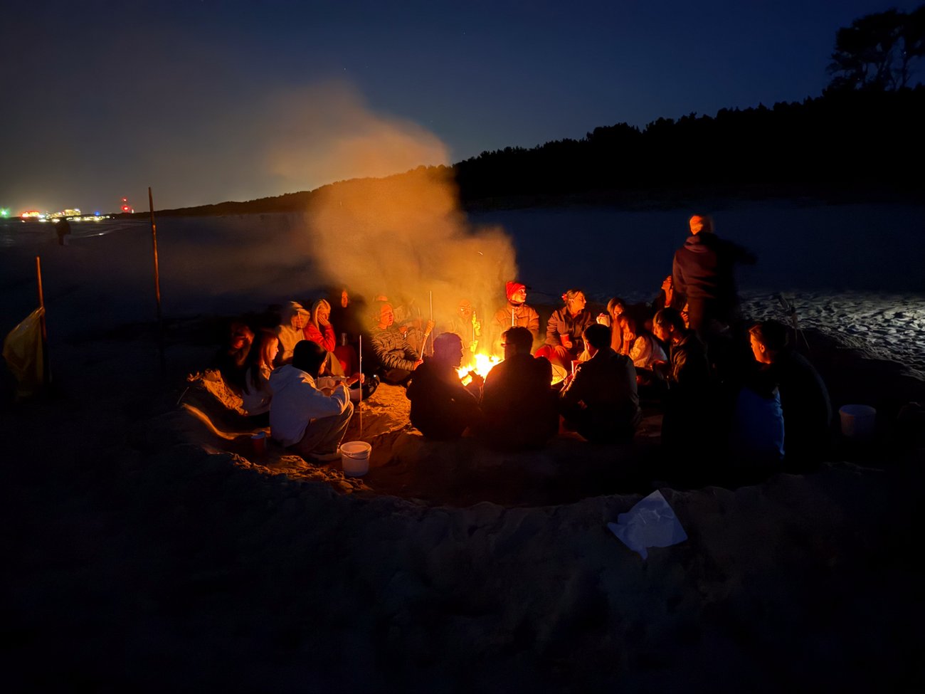 Lagerfeuer am Strand mit Schülern