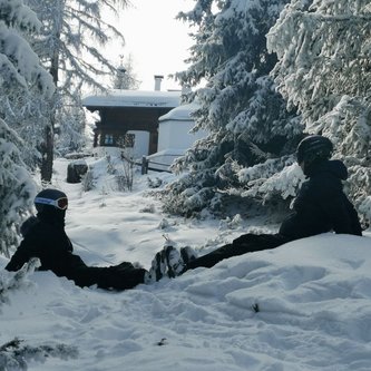 Snowboarder ruhen sich im Schnee aus