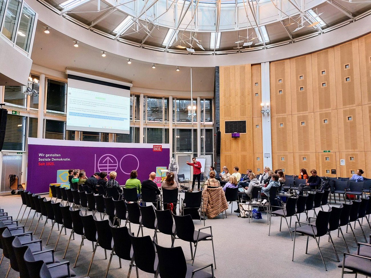 Blick in einen Plenarsaal