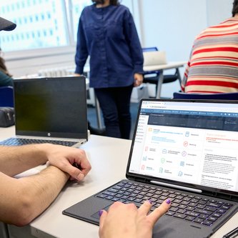 Schüler sitzt vor Tablet