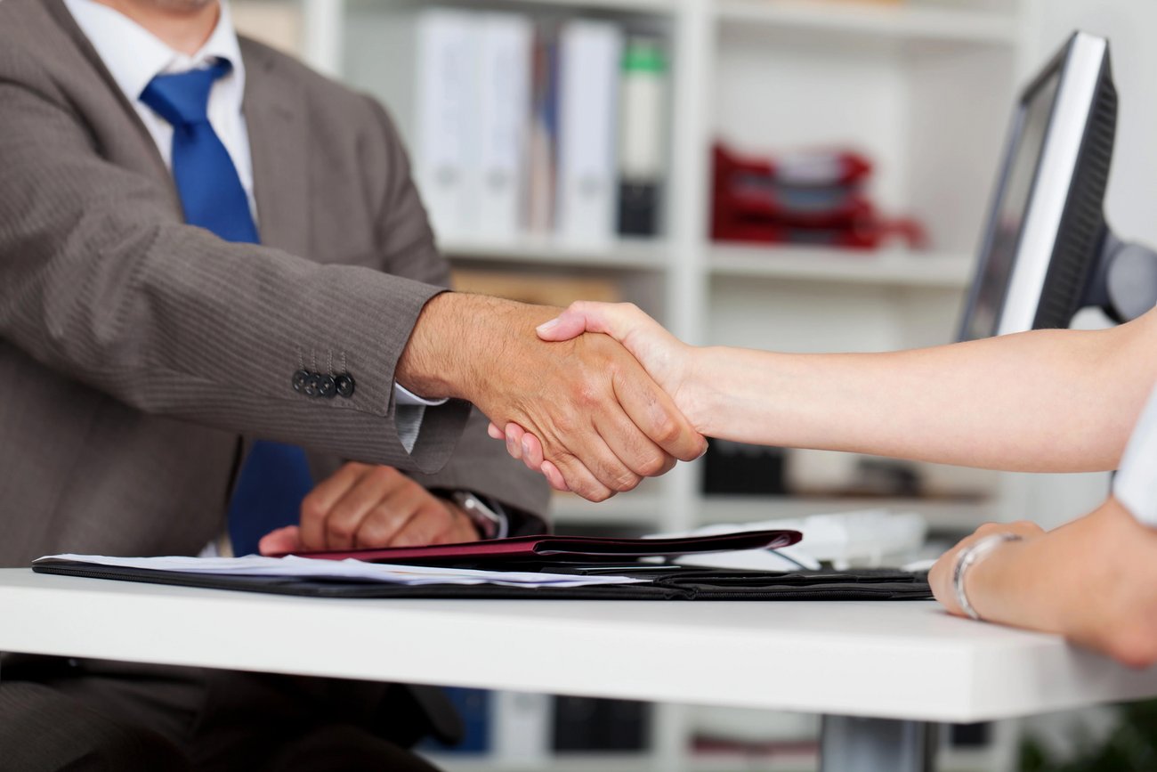 Vertragsabschluss zwei Menschen geben sich Hand