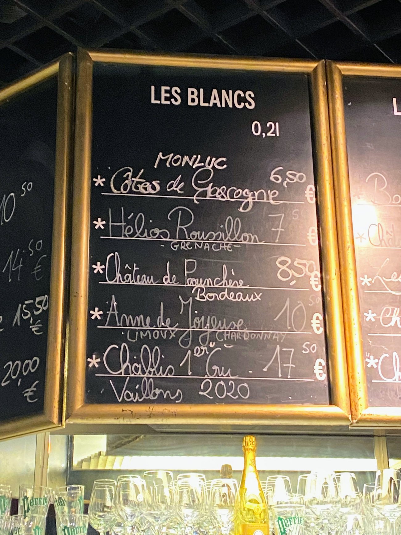 eine Tafel mit Preisen