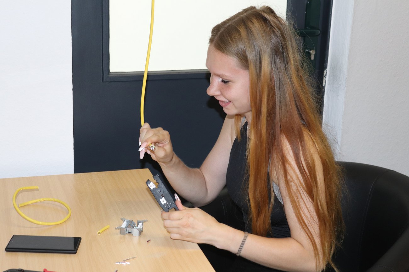 Schülerin mit Werkzeug in der Hand