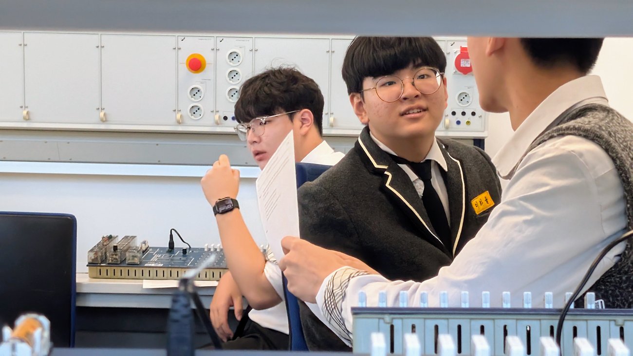 koreanische Schüler im Technik-Labor