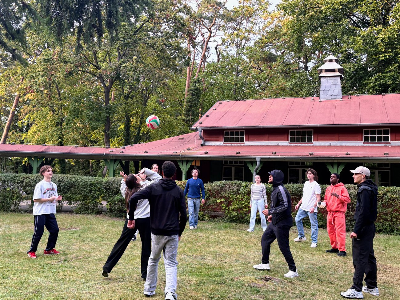 Schüler spielen Volleyball