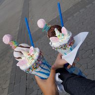 Einhornshake in der Hand