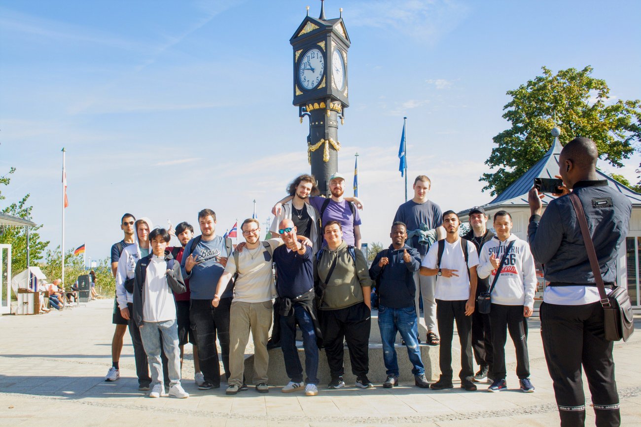 Gruppe von Schülern an alter Uhr