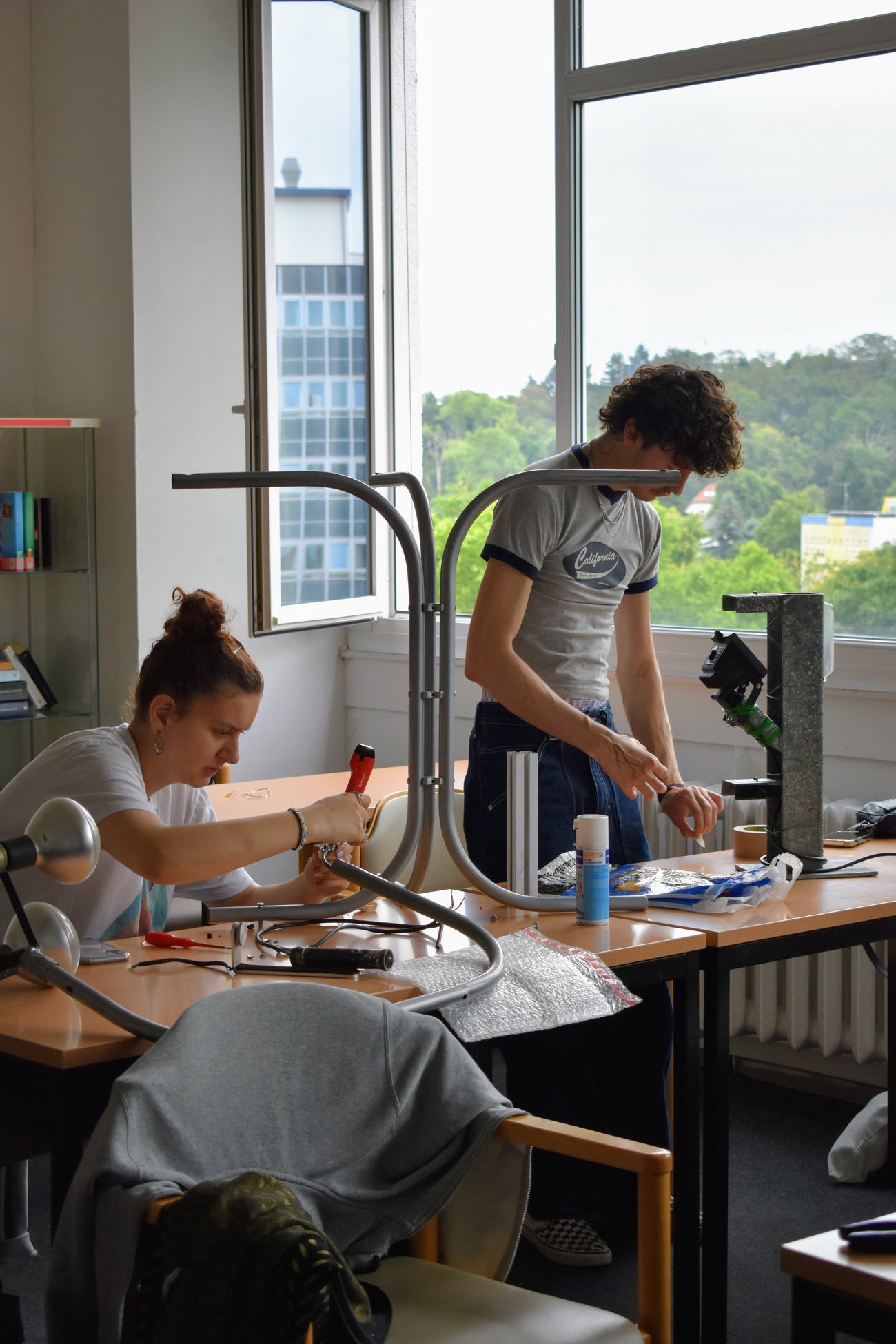 Schüler arbeiten jeder für sich an einem Projekt