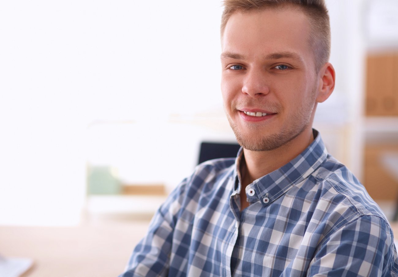 junger Mann am Tisch