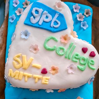 Kuchen in Herzfom mit dem Logo vom GPB College