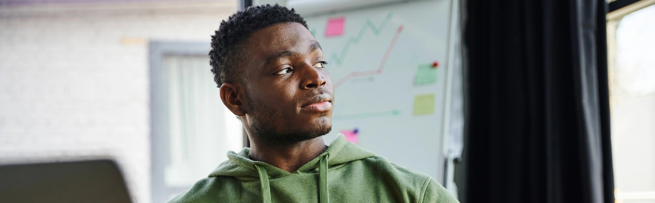 Sportkaufmann nachdenklich im Büro